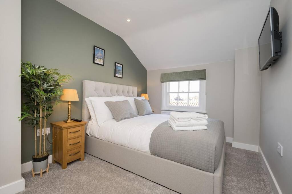 Lettered Board Apartments 1, 2 & 3 Pickering Esterno foto