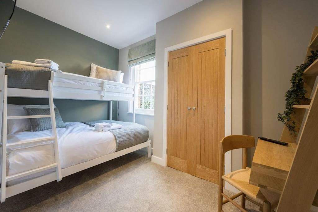 Lettered Board Apartments 1, 2 & 3 Pickering Esterno foto